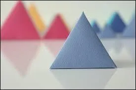 Ceci est un triangle bleu en papier.