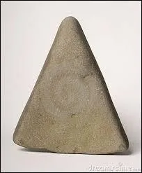 Ceci est un triangle en pierre rouge.