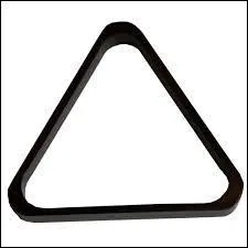 Ceci est un triangle en plastique noir.
