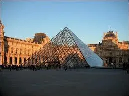 Ceci est un triangle en verre transparent.