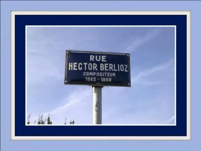 Et si je vous dis que, dans la rue Berlioz à Rochefort (Charente Maritime), ce panneau est visible : est-ce que vous tomberez dans le panneau ?