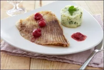 Puisque les poissons ne sont pas encore tout à fait morts et que la musique adoucit, paraît-il, les murs, sauriez-vous me cuire deux poissons en m'apportant les notes ?