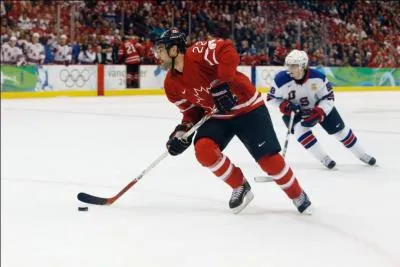 Qu'y a-t-il entre la zone d'attaque et la zone de dfense au hockey sur glace ?