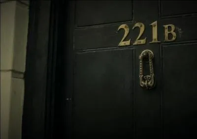 De qui Mrs Hudson est-elle la logeuse au 221B Baker Street ?