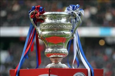 Quel est le seul club de football au monde  avoir particip  12 finales de coupe nationales et  avoir gagn les 12 fois ?