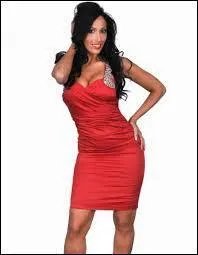 Qui est cette femme ayant de gros obus et rigolant tout le temps ?