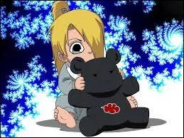 Qui est cet enfant avec une peluche ?