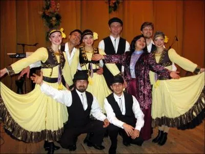 Dans certaines rues de Paris, ou de Strasbourg, vous pourrez entendre  Mekoyrem , mais dans quelle langue ?