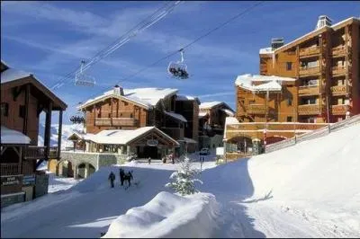 Quelle est cette station de ski qui est  2300 mtres d'altitude ?