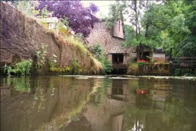 De ces quatre dpartements, lequel n'est pas frontalier de celui de la Mayenne ?