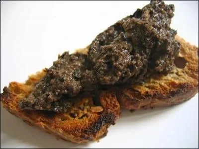 La fameuse tapenade noire enchante nos palais depuis le 19e sicle. C'est une pure fine compose d'anchois, d'olives noires, d'huile d'olive, mais de quoi d'autre ?