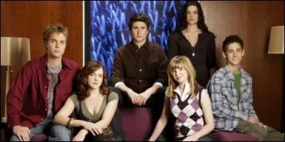 Comment s'appelle cette série qui relatent les aventures d'un jeune homme qui se réveille, entièrement nu, près de Viktor Falls, dans la forêt non loin de Seattle ?