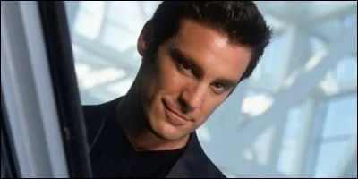 Comment se prénomme le héros dans "Le Caméléon" ?