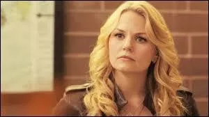 Quel homme embrasse Emma en premier ?