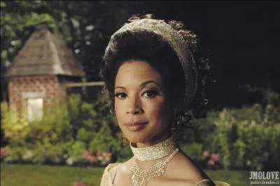 De quelle couleur est la robe de la Marraine la bonne fe de Cendrillon, tue par Rumpelstiltskin ?