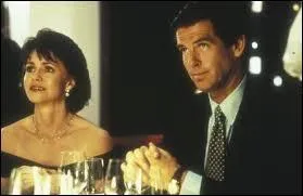 A quels aliments est allergique Pierce Brosnan dans  Mme Doubtfire  ?
