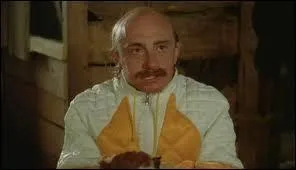 Comment s'appelle le plat offert aux  convives  par les montagnards, dans  Les Bronzs font du ski  ?