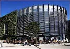 Vous trouverez un trs beau zoo  Montpellier, dont les espces ont t lgues par un notable donnant son nom au parc. Il s'agit du zoo :