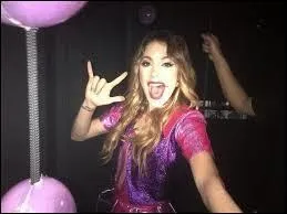 Qu'y a-t-il de tatou sur le poigne gauche de Martina ?