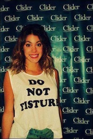 De quel instrument sait-elle jouer ?