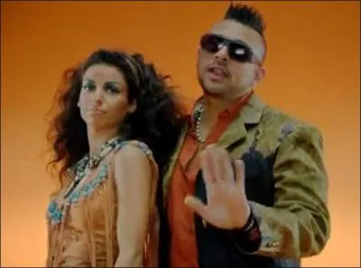 Avec qui a-t-elle fait  Waya Waya  ?