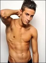 Comment s'appelle le frre de Nabilla ?