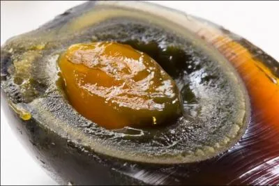 Si vous aimez la gastronomie chinoise, vous devez absolument goter  l'oeuf de cent ans. Comme son nom l'indique, il a fallu cent ans pour le prparer !