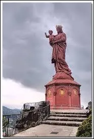 Cette vierge colossale domine :