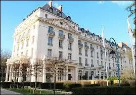 Enfin, terminons par le Trianon Palace, qui comme son nom l'indique se trouve  :