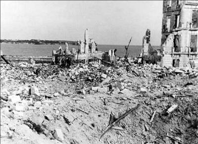 Le 05 janvier, La RAF se dchaine en bombardant une des dernires villes occupes par les Allemands. Il sera suivi d'un autre bombardement et d'une attaque des forces franaises ! Quelle est cette ville ?