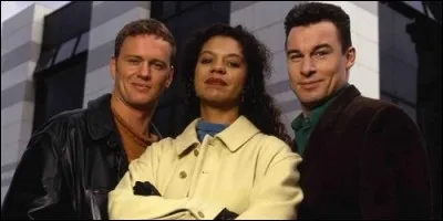 Dans "Bugs", quel service du gouvernement britannique emploie une équipe d'experts en nouvelles technologies combattant crime et terrorisme seuls ?