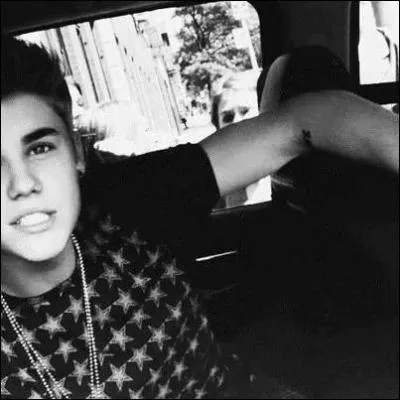 Dans  Mistletoe , Justin embrasse-t-il la fille qui figure dans son clip ?