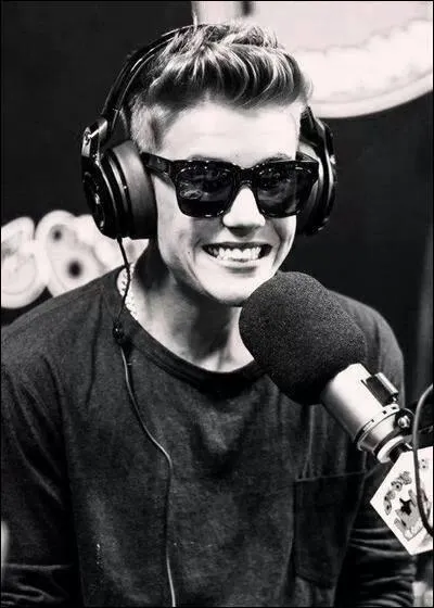 Avec qui chante-t-il  Beauty And A Beat  ?