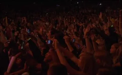 Quelle chanteuse a dj t  One Less Lonely Girl  ?