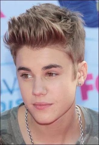 Quelle est la premire chanson que Justin a chante au Believe Tour ?