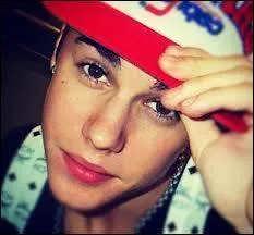 La mre de Justin s'appelle...