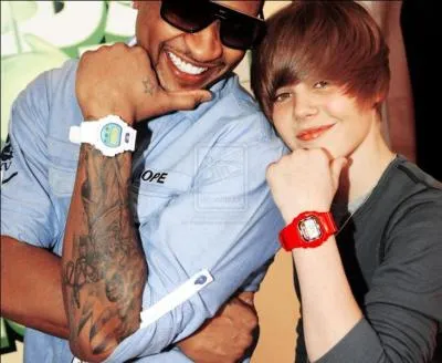 Sur cette image, avec qui Justin figure-t-il ?