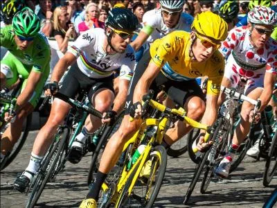 Quel est le nom donn au maillot distinctif qui est remis au vainqueur d'un championnat du monde de cyclisme quelle que soit la discipline ?