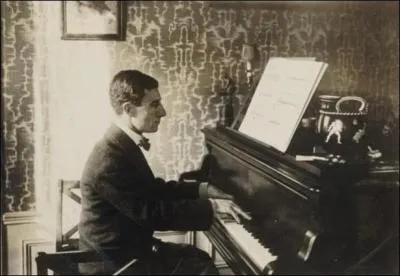 Quel vtement a t mis en musique par Maurice Ravel ?