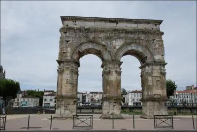  Saintes, en Charente, outre un excellent cognac, on peut encore voir ce qui reste d'un amphithtre et une construction nomme  Arc de ...   Arc que quoi, d'ailleurs ?