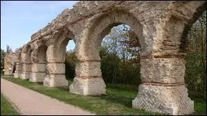 L'aqueduc "du Gier" est situé dans une cité très importante à l'époque gallo-romaine. Laquelle ?