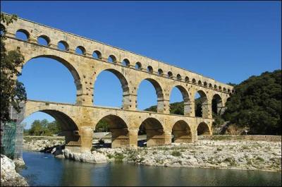 On ne prsente plus le pont du Gard, ce viaduc romain qui rsiste toujours malgr les sicles. Laquelle de ces trois communes n'en est pas proche ?
