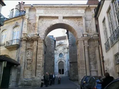 De quelle couleur est la porte romaine de Besanon ?