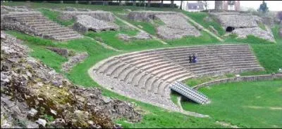 Dans quelle jolie ville bourguignonne trouve-t-on la Porte d'Arroux, la Porte Saint-Andr, un temple dit  de Janus , un rempart romain et un thtre antique ?