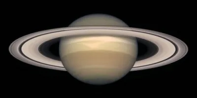 Comment s'appelle cette planète entourée d'anneaux ?