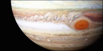 Quelle est l'immense tache rouge sur la planète Jupiter ?