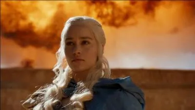  Astapor, Daenerys prpare l'achat des huit mille Immaculs : son dragon est attach  une chane, qu'elle donne en change du fouet qui contrle les esclaves. Quel mot prononce-t-elle pour retourner Drogon contre son nouveau matre ?