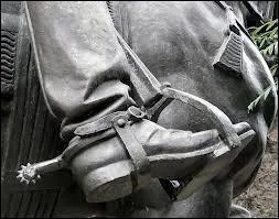 Comment doit-on mettre le pied dans l'trier ?