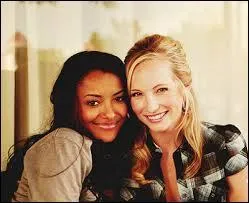 Dans l'pisode 5 de la saison 1, quelles sont les couleurs de maillot de bain de Bonnie et Caroline ?