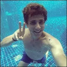 Comment s'appelle le clbre lgionnaire qui met des adolescentes enceinte lors des clashs de la semaine le dimanche ?